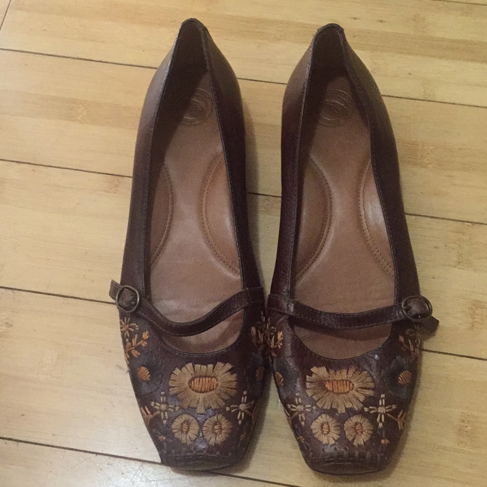 NWOT Women’s Nurture Brown Quilted Shoe